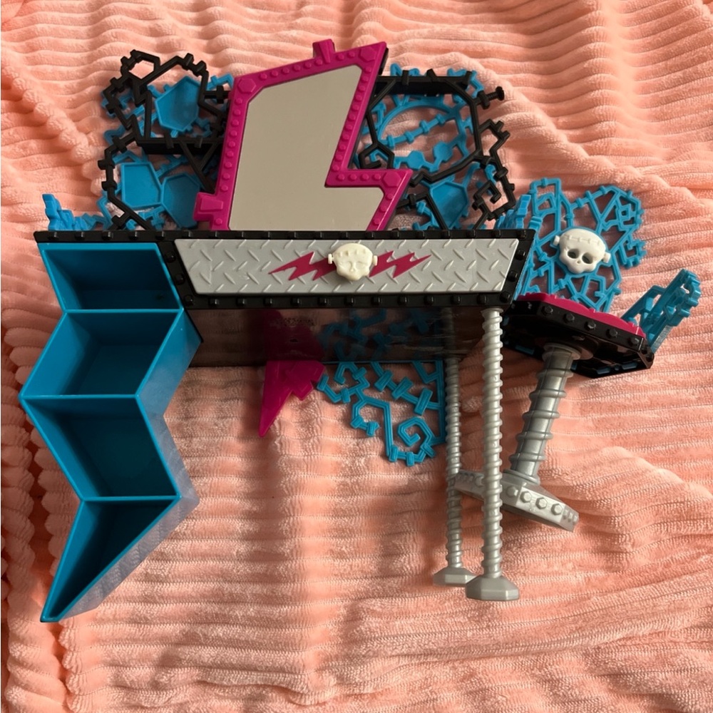 Mattel Monster High Frankie Stein's Vanity 10.5-Inch